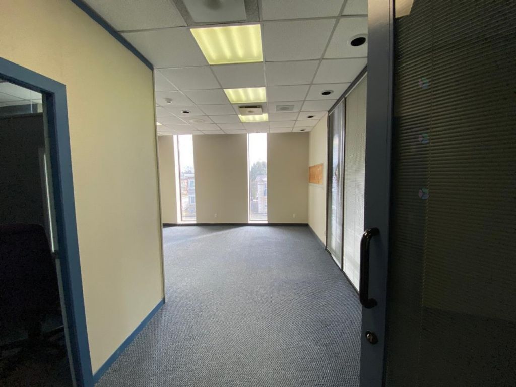 Grands bureaux � l'�tage 3300 pc St-J�r�me Lafontaine