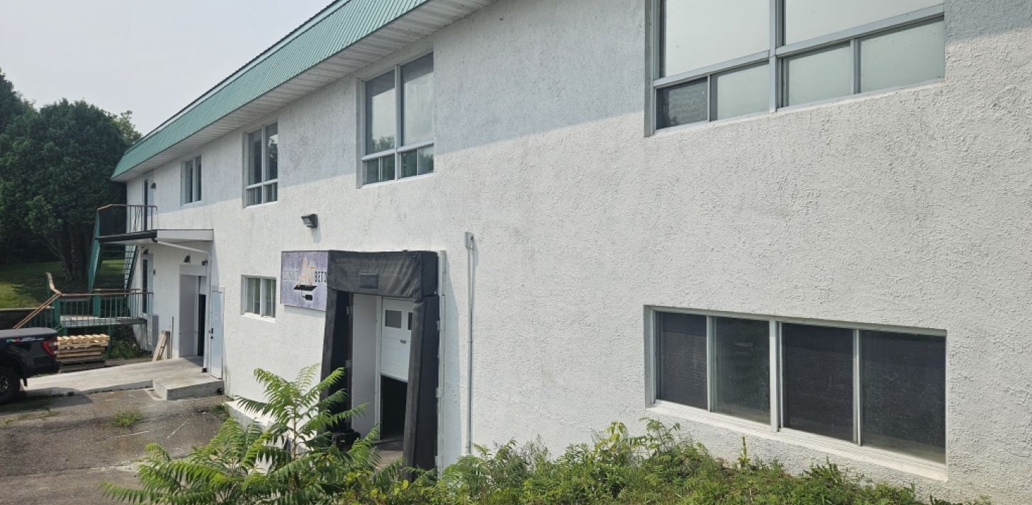 LOCAL INDUSTRIEL NEUVILLE - For Rent