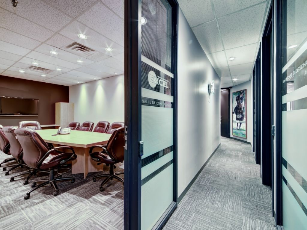 Bureau meubl et tout quip  louer
