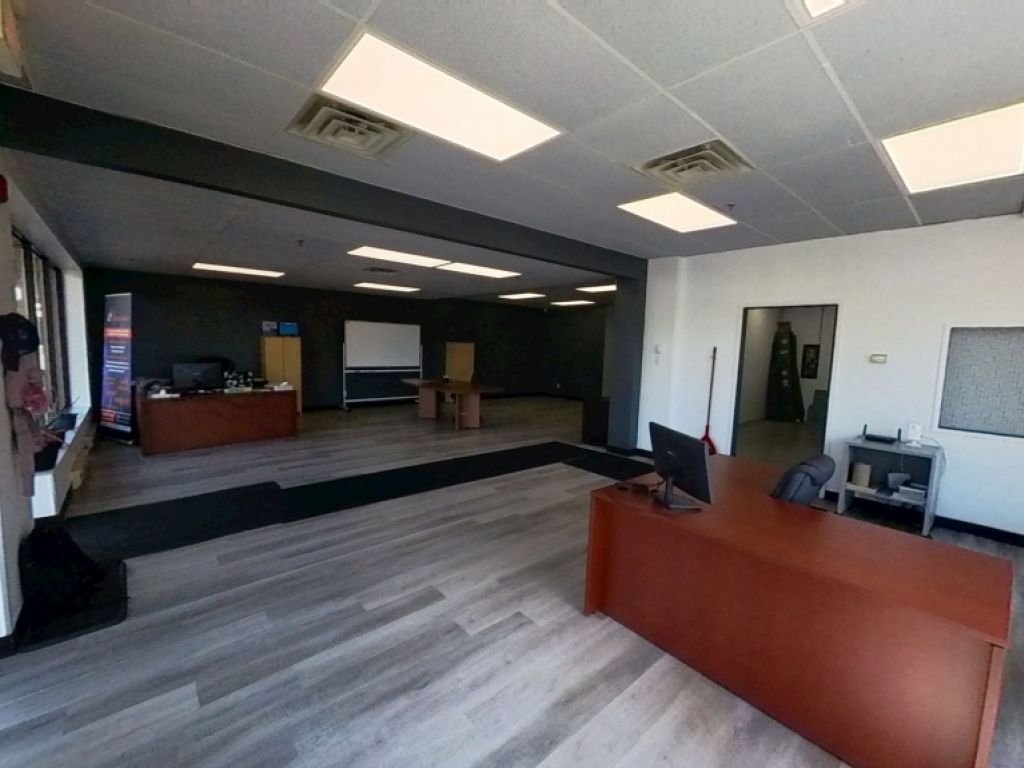 LOCAL COMMERCIAL AVEC PORTE AU SOL - BOUL. WILFRID-HAMEL