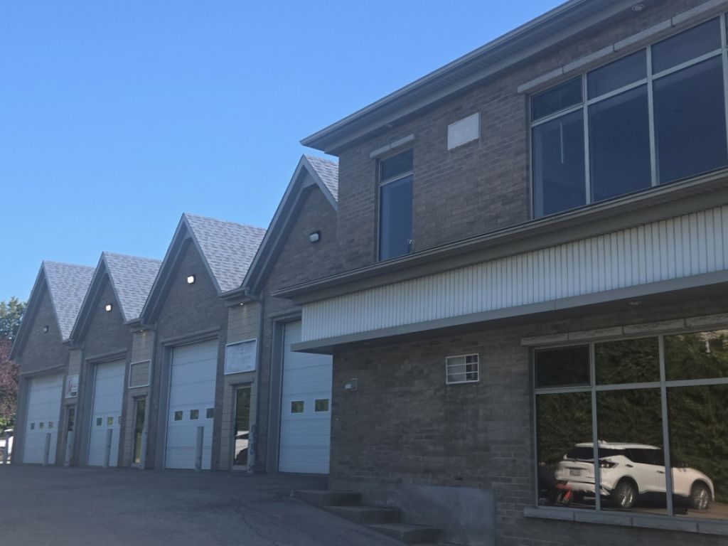 LOCAL A LOUER A BLAINVILLE (SUD)AVEC PORTE DE GARAGE