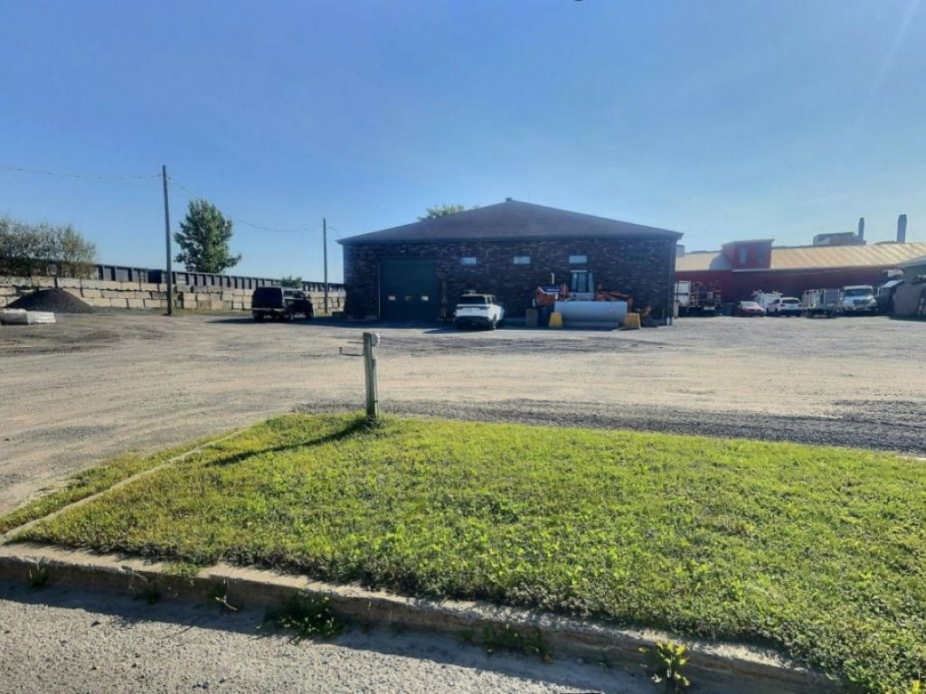 7 door garage 35,475 sqft C-043 zone heavy industrial La Prairie