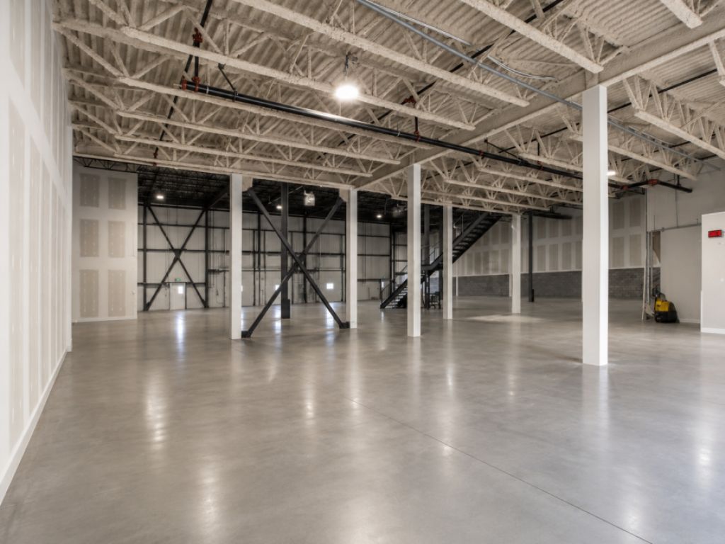 Local industriel � louer de 22 560 PI� | Laval