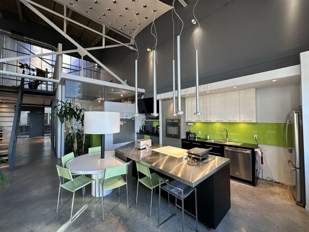 Technopôle Angus     Magnifique espace partagé de 2522 pi ca