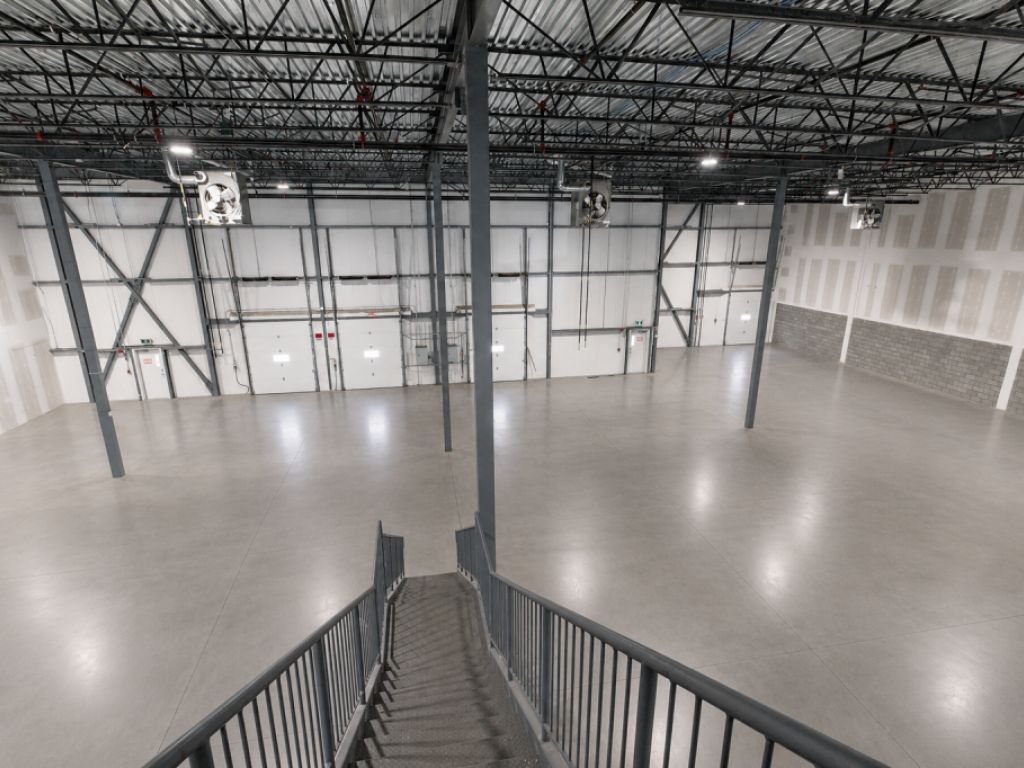 Local industriel � louer de 22 560 PI� | Laval
