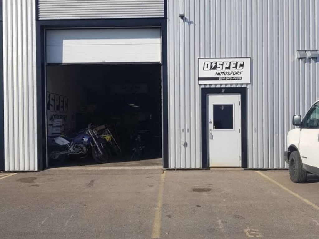 Local industriel cl en main  1 800 pi + mezzanine, porte garage 14, compresseur et racking inclus (Varennes)