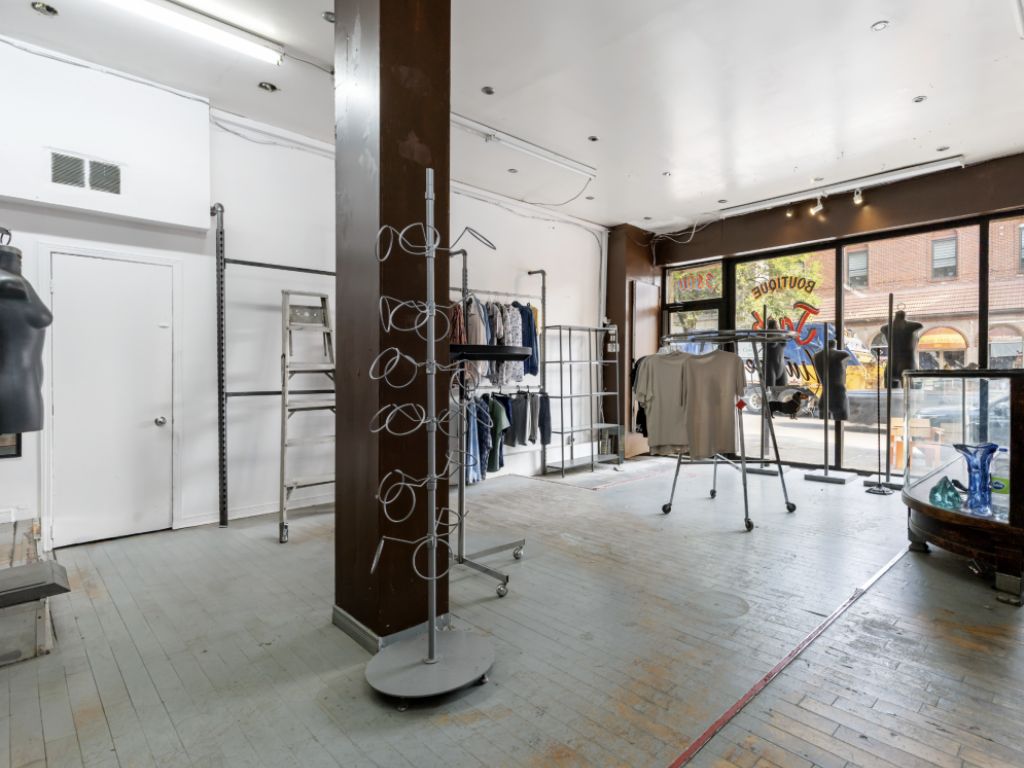 COMMERCIAL SPACE FOR RENT