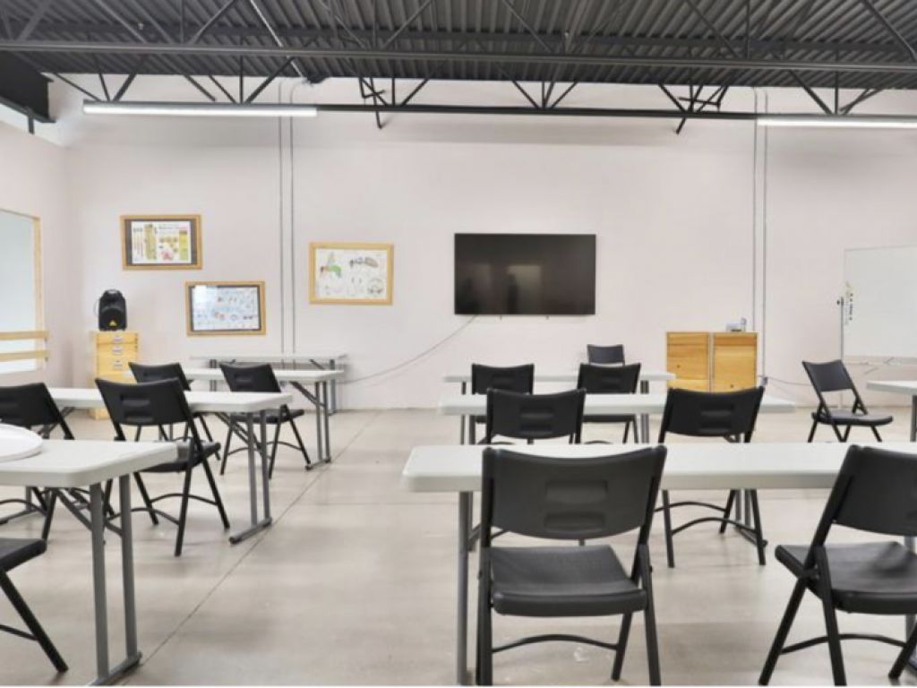 Superbe Local  18000' Industriel et/ou Commercial-Showroom-bureaux A louer