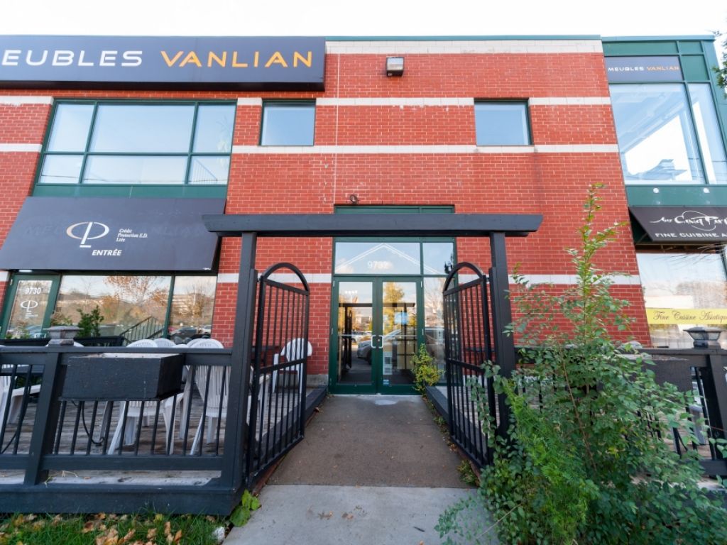 LOCAL COMMERCIAL � LOUER 1250 PIED CARR�S
