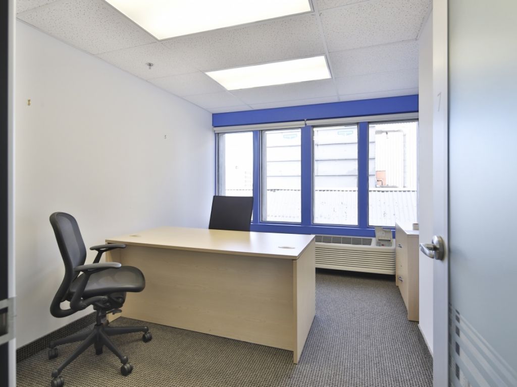 Office sublease (Plug & Play)
