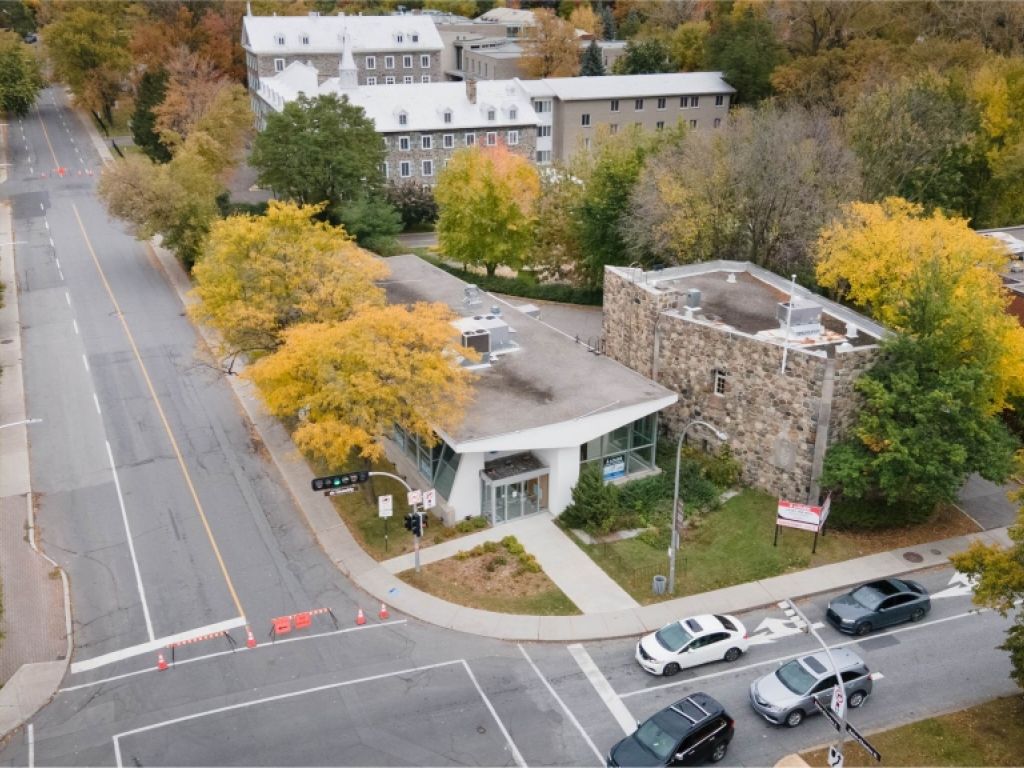 2,875 sqft office in a centennial building in Longueuil