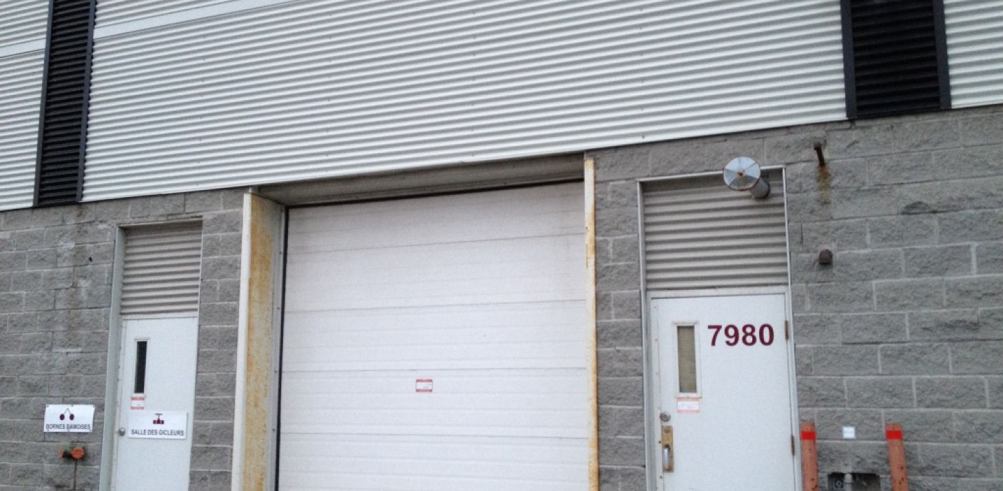 Small warehouse for rent with garage door of 900 feet  - For Rent