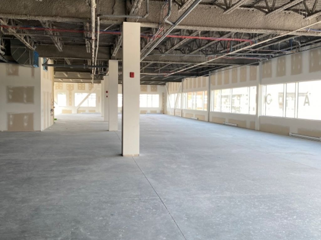 ESPACES COMMERCIALS/BUREAUX/INDUSTRIELS LGERS