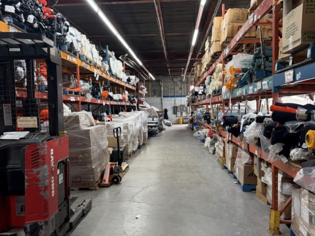 Espace industriel bien situ� avec 7 quais de chargement 