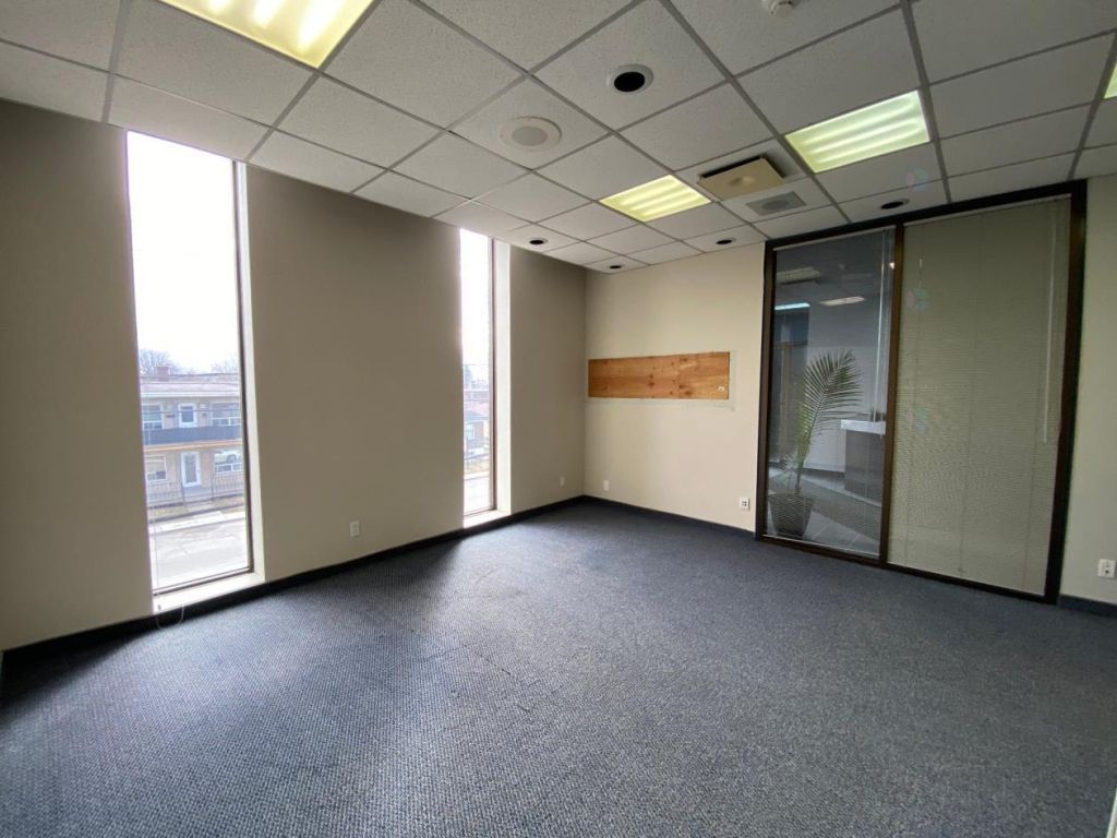 Grands bureaux � l'�tage 3300 pc St-J�r�me Lafontaine