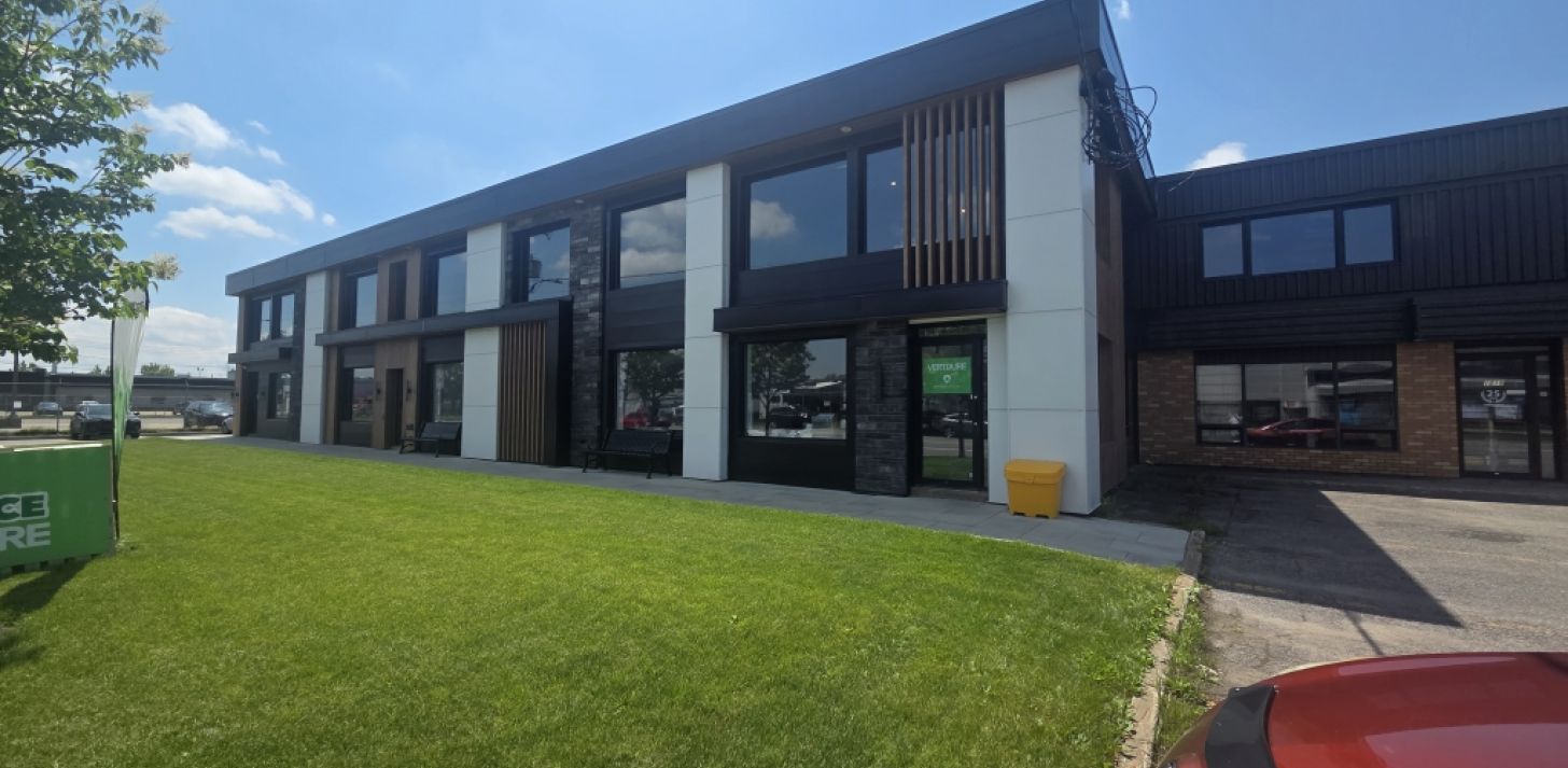 Espace complet de bureaux et entrepôt  Parc industriel Cardinal - For Rent