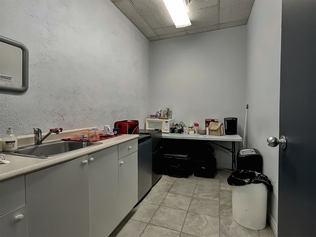 Industrial/Commercial space for lease - Jonqui�re - 200 to 11 000 ft2 