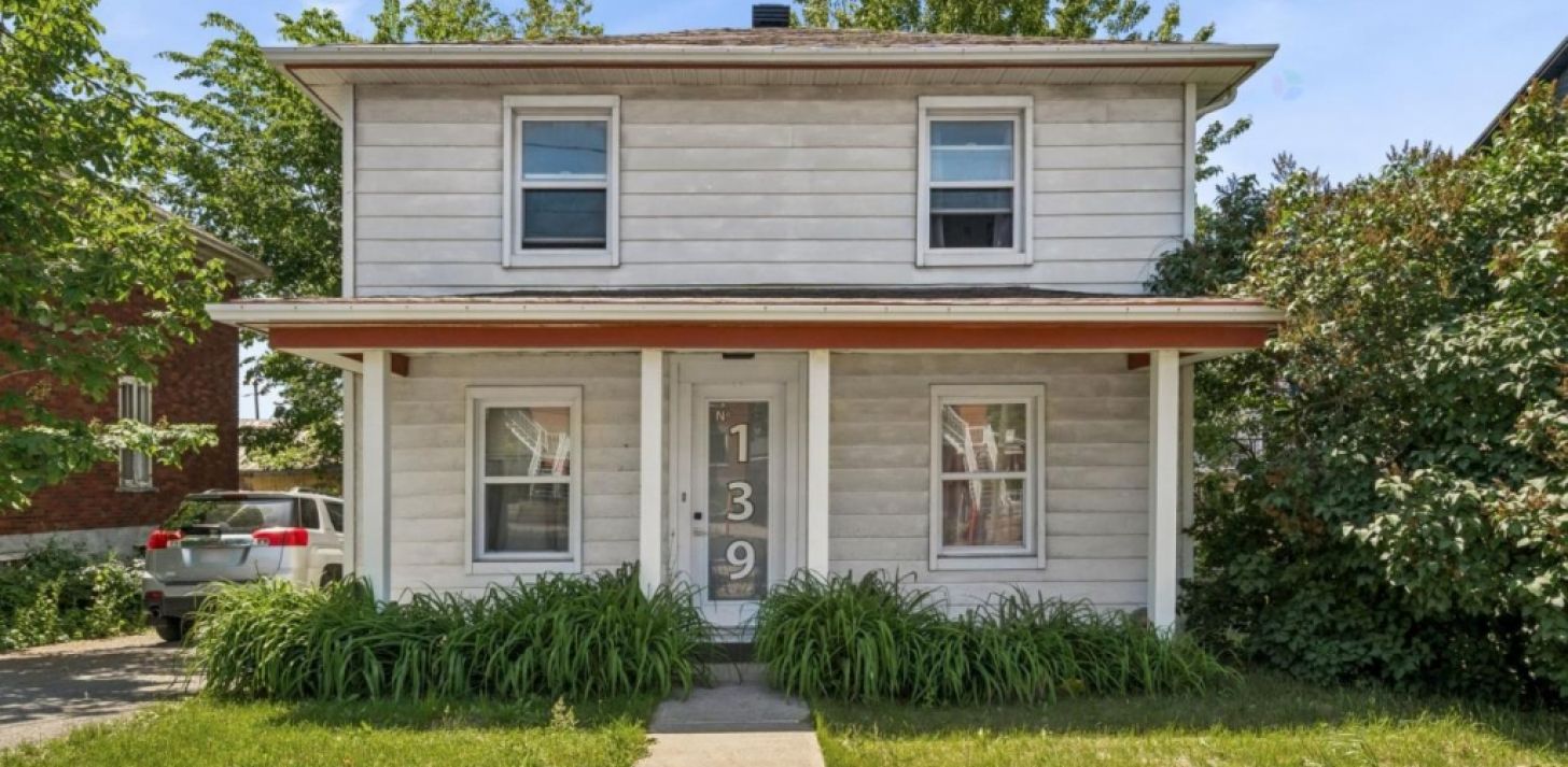 Comm. Building on Cure-Labelle Blvd in Sainte-Rose - For Sale