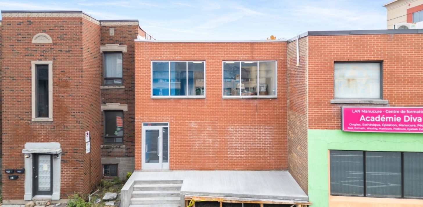 Commercial premises with garage - Strategic location - Quick occupancy - For Sale