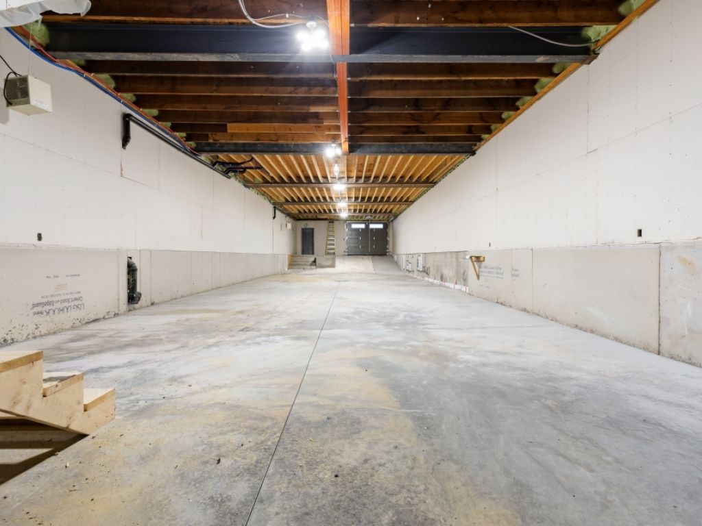 Commercial premises with garage - Strategic location - Quick occupancy