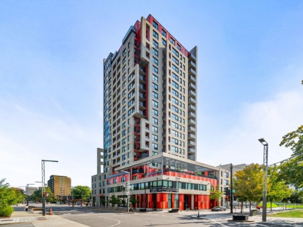 Corner retail space for rent in Quartier des spectacles