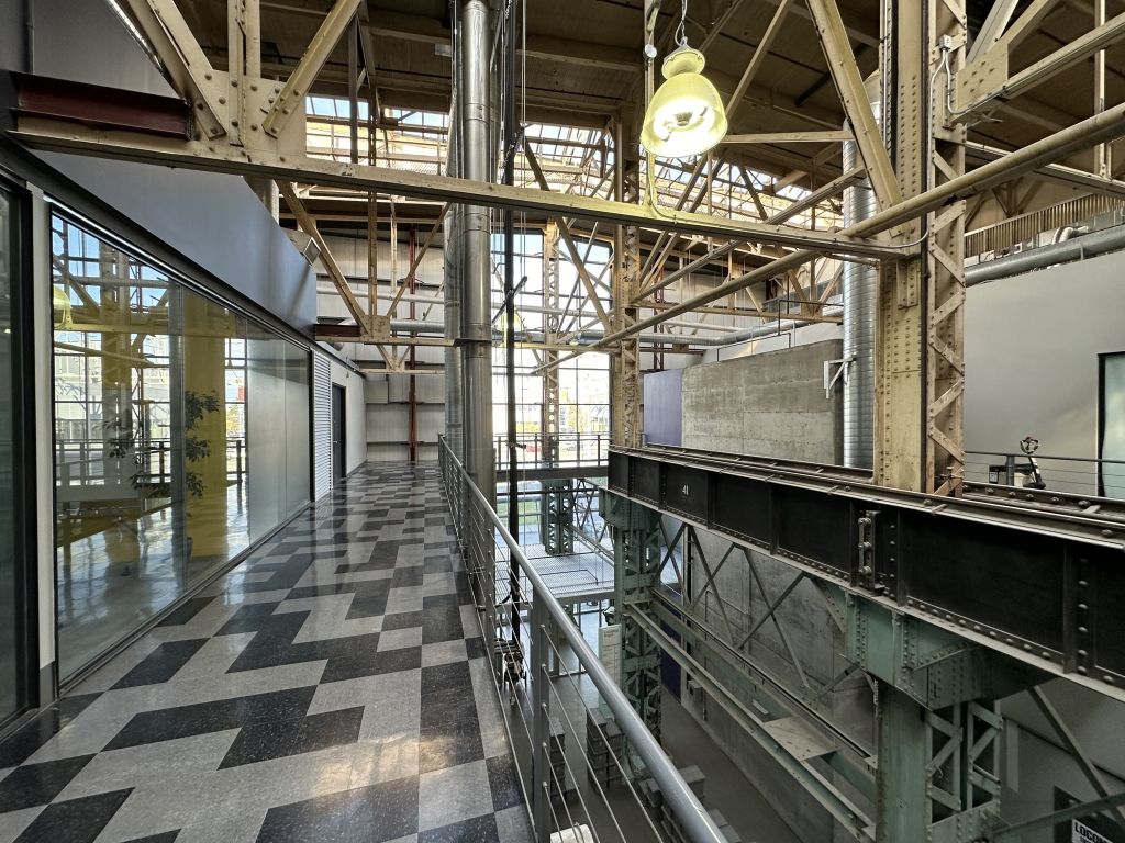 Technopôle Angus     Magnifique espace partagé de 2522 pi ca