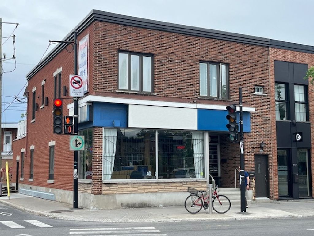 Commercial space on Lajeunesse street ideal for shops and businesses seeking  presence and visibility.