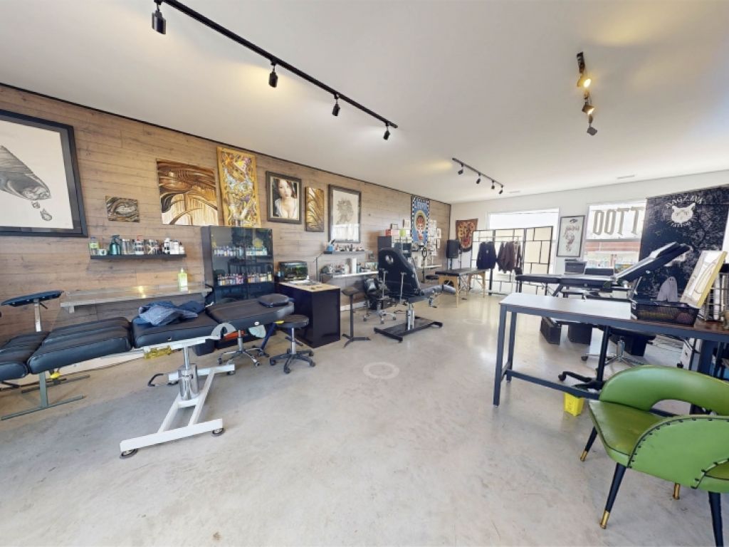 1,500 sq. ft. space on the 2nd floor in La Prairie