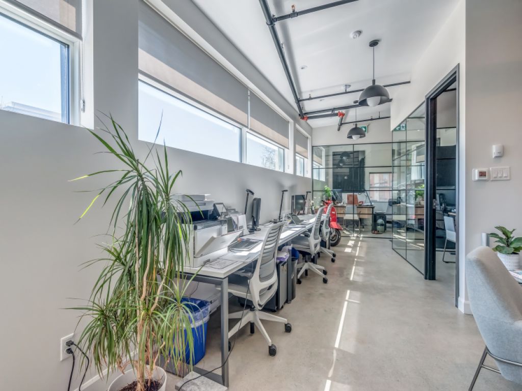 Office and industrial spaces for rent-District Beaumont-6833 De L'pe