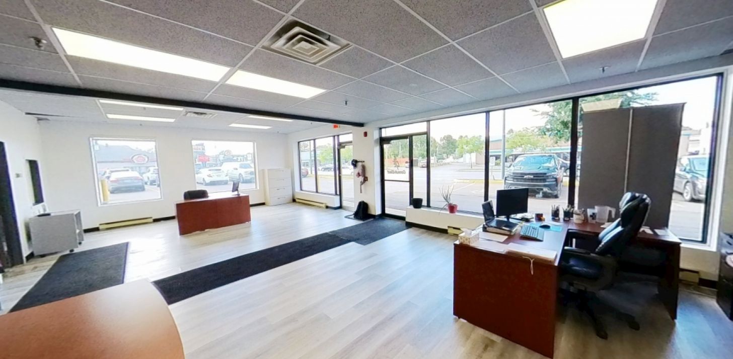 LOCAL COMMERCIAL AVEC PORTE AU SOL - BOUL. WILFRID-HAMEL - À louer