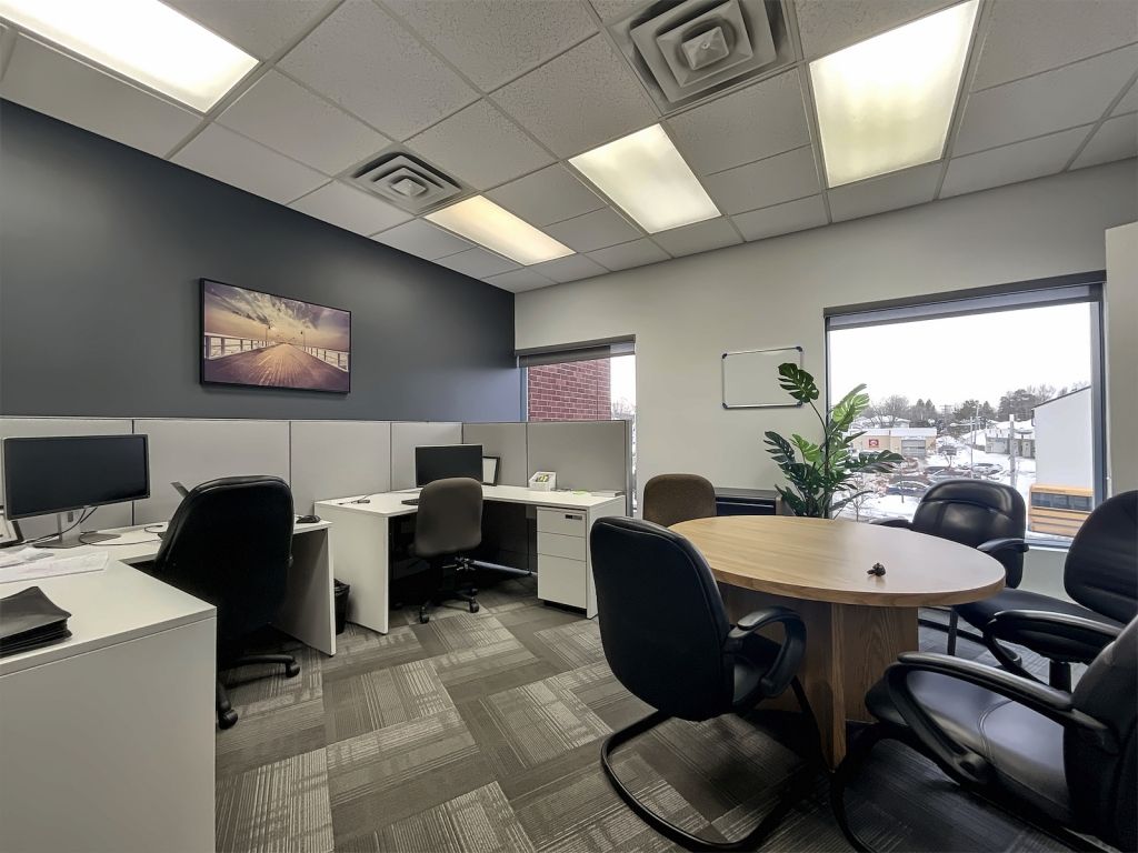 OFFICE SPACE FOR RENT - VERY BUSY 