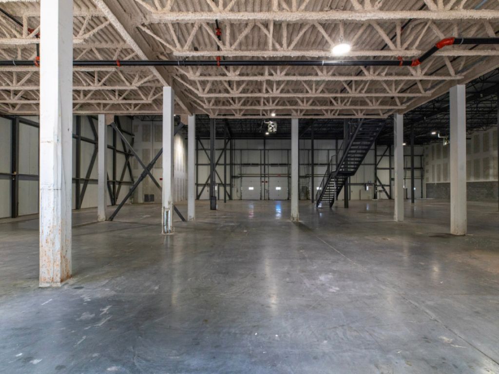 Industrial Space for Rent of 22 560 sq. ft. | | Laval