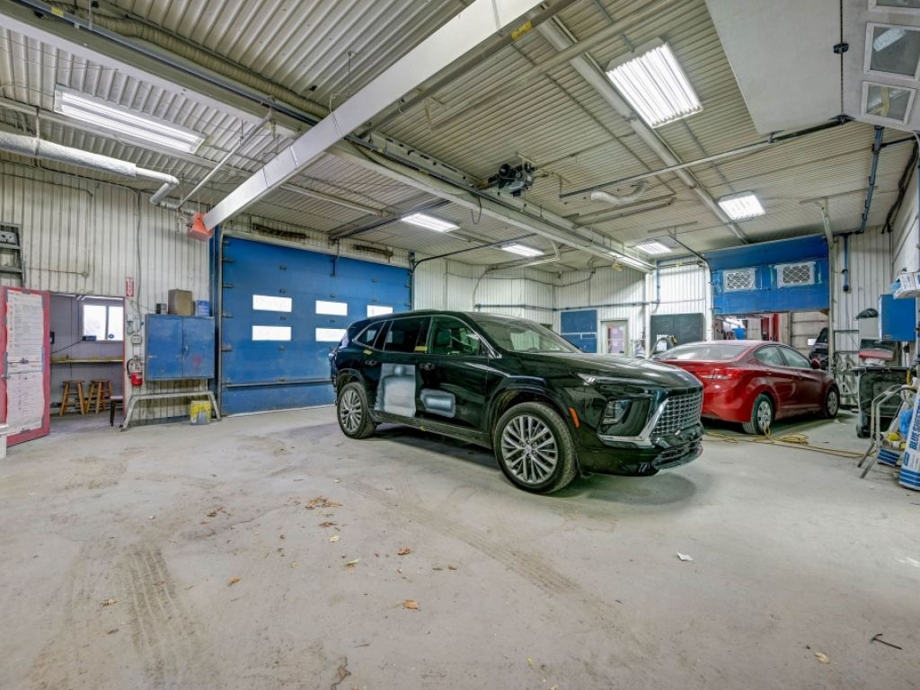 5-Door Garage for Sale in Berthierville, Lanaudiere