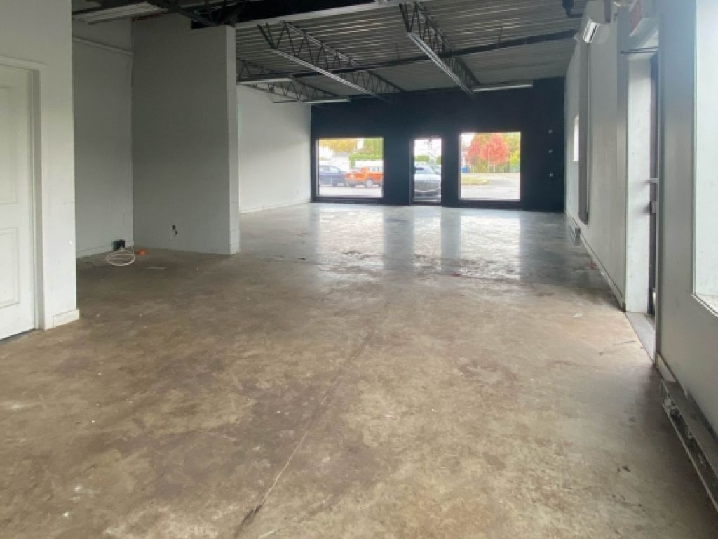 1,307 sq. ft. corner commercial space in Delson