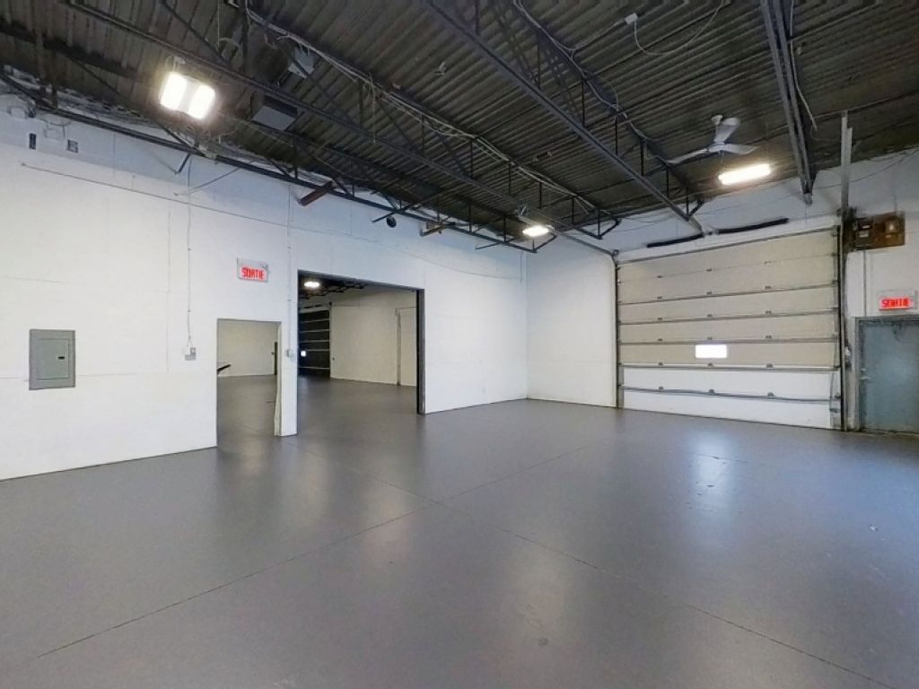 LOCAL SECTEUR MONTMORENCY AVEC PORTE DE GARAGE