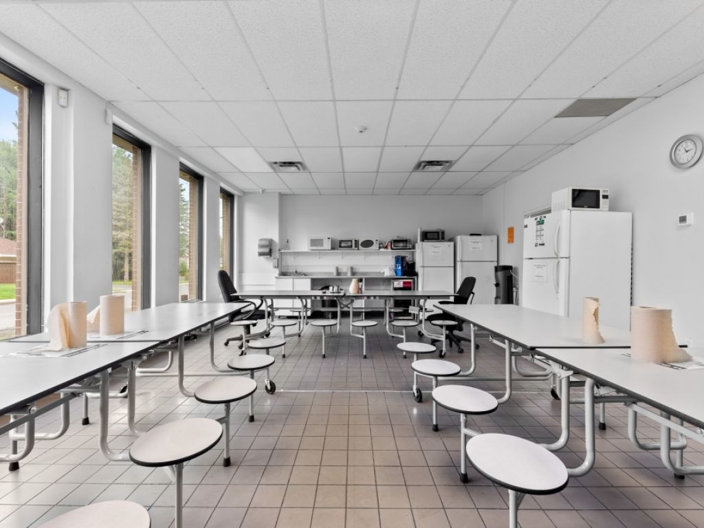 Espace industriel et commercial  louer  accessibilit et flexibilit au cur de la Montrgie