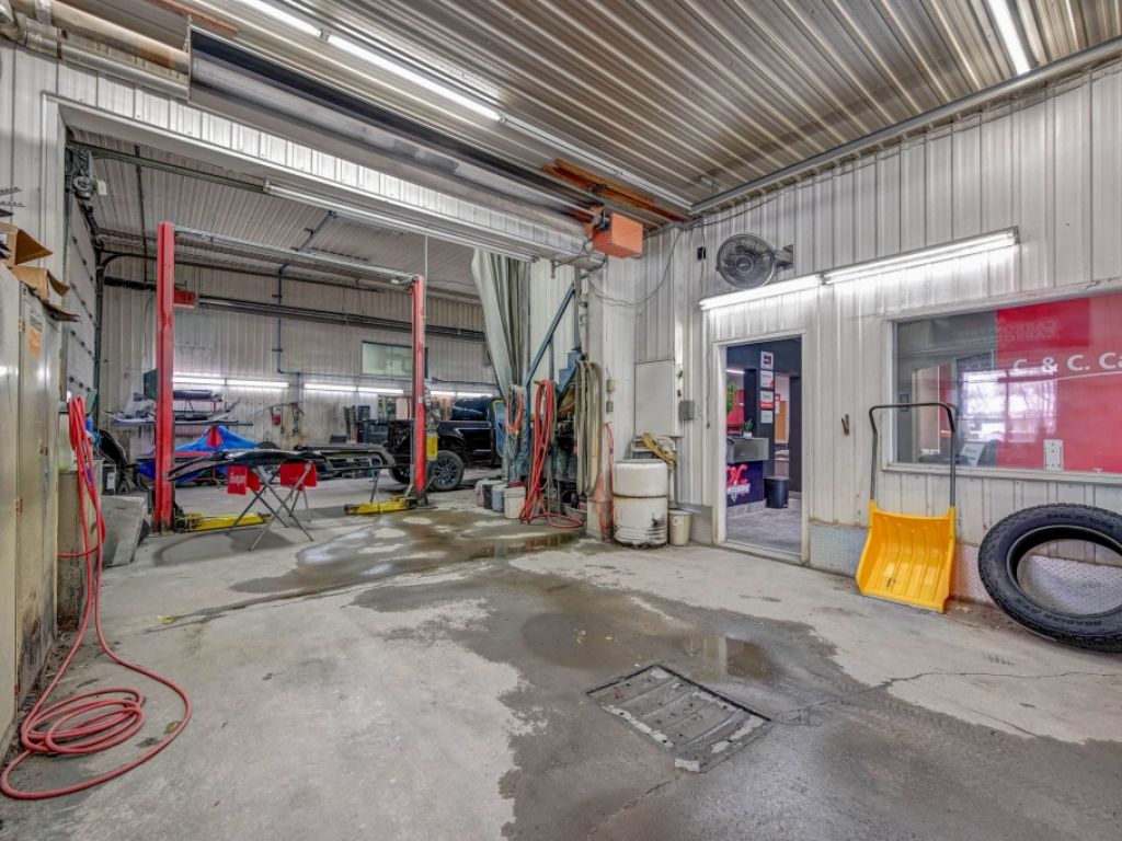 5-Door Garage for Sale in Berthierville, Lanaudiere