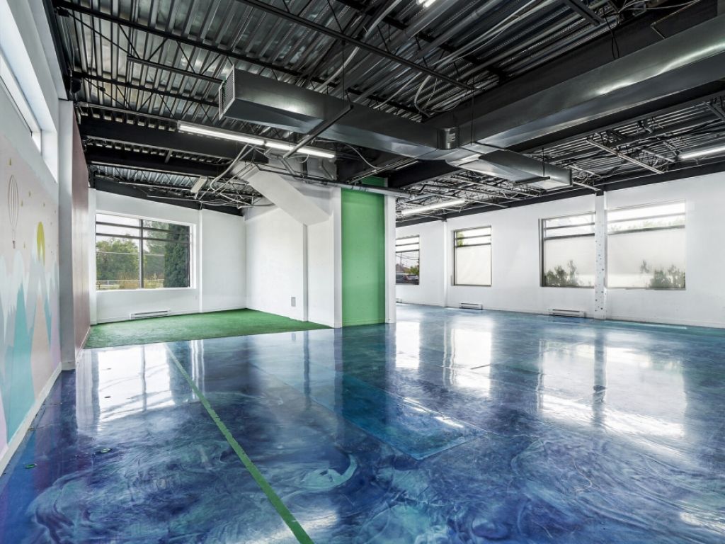 Commercial corner unit for Rent