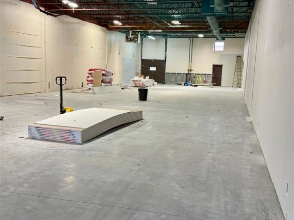 Espace commercial/industriel l�ger � louer � 2514 Boul. Le Corbusier, Laval (Chomedey)