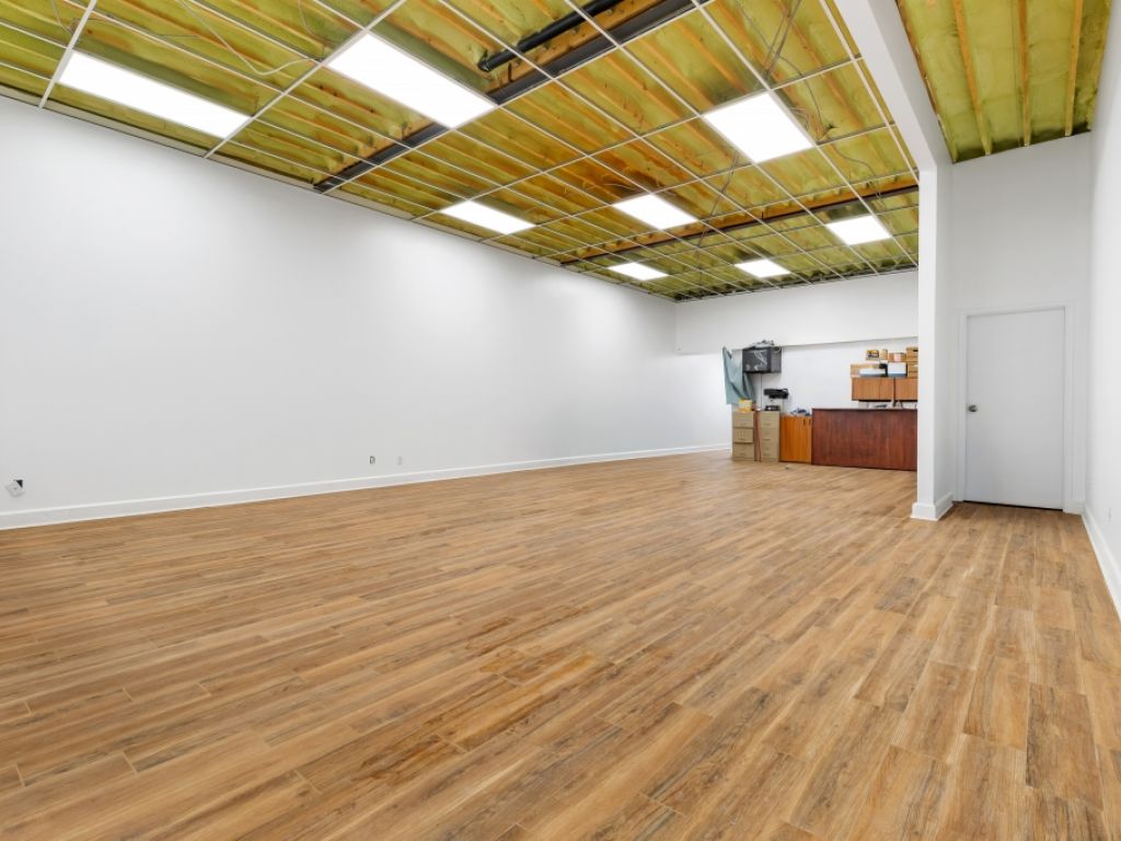 Commercial premises with garage - Strategic location - Quick occupancy