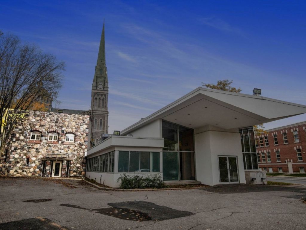 2,875 sqft office in a centennial building in Longueuil