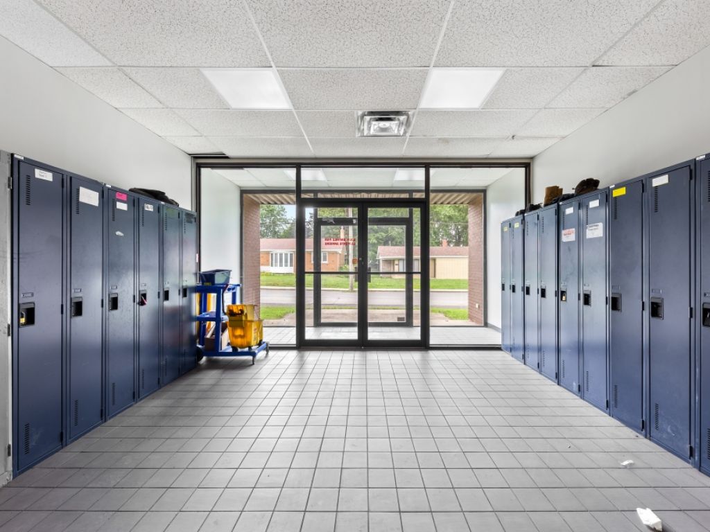 Espace industriel et commercial  louer  accessibilit et flexibilit au cur de la Montrgie