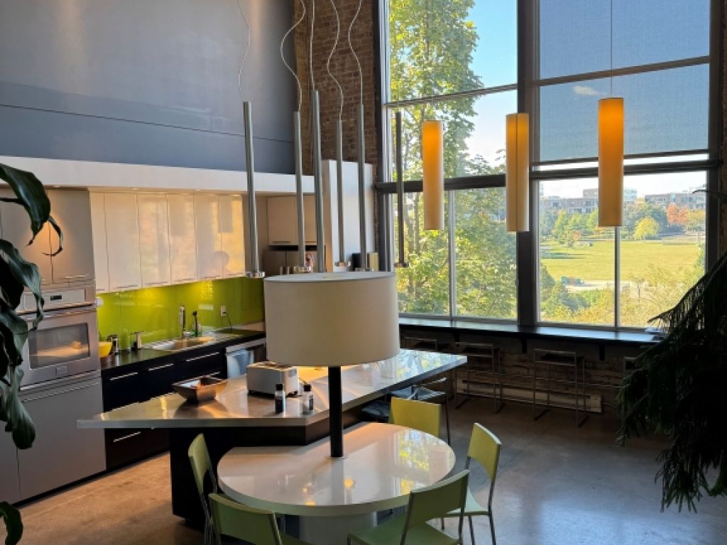 Technopôle Angus     Magnifique espace partagé de 2522 pi ca