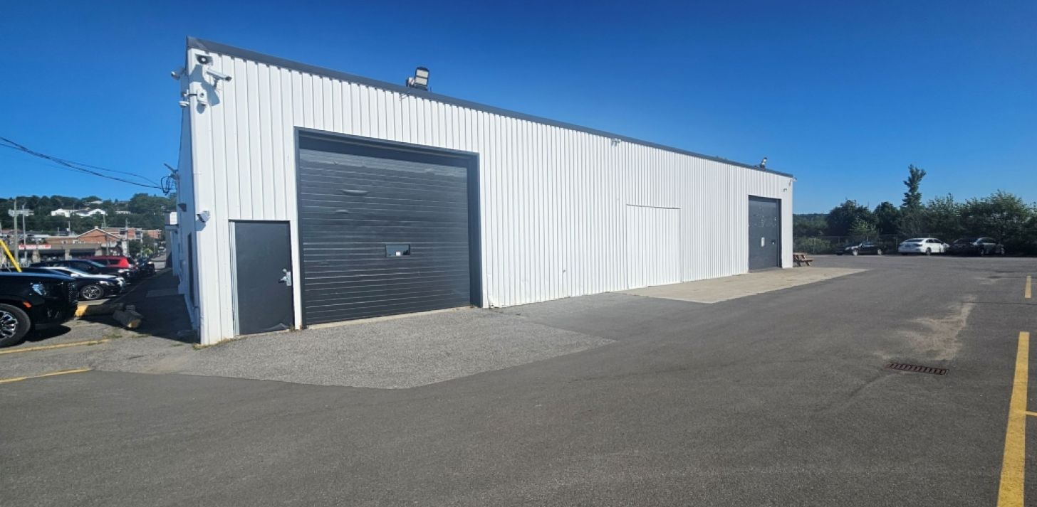 LOCAL SECTEUR MONTMORENCY AVEC PORTE DE GARAGE - For Rent