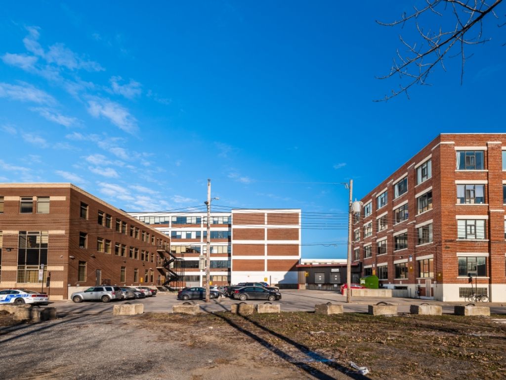 Office and industrial spaces for rent-District Beaumont-6833 De L'pe