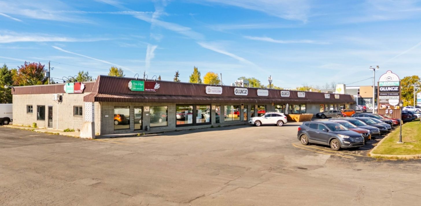 1,307 sq. ft. corner commercial space in Delson - For Rent