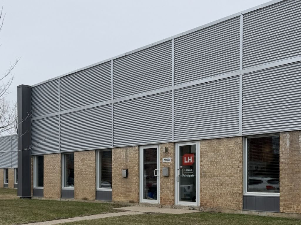 Espace industriel bien situ� avec 7 quais de chargement 