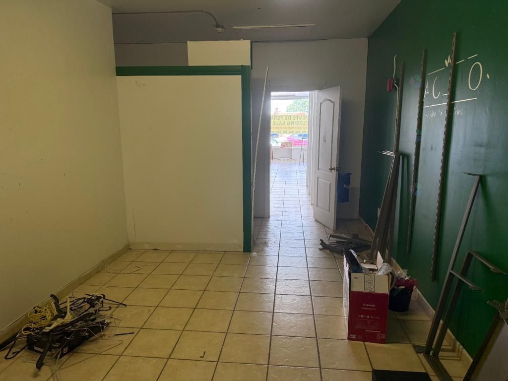 775 sqft Ground space in shopping center of LaSalle